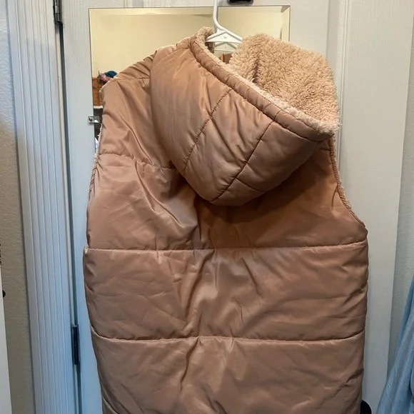Tan Puffer Vest with Sherpa Lining. - Picture 3 of 3